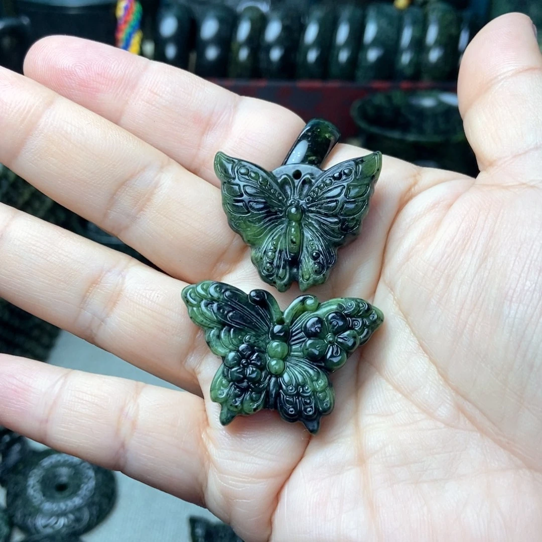 蛇纹石玉未镶嵌颈饰破茧成蝶