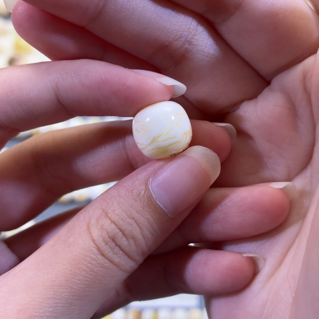 L***，琥珀未镶嵌裸石12.6