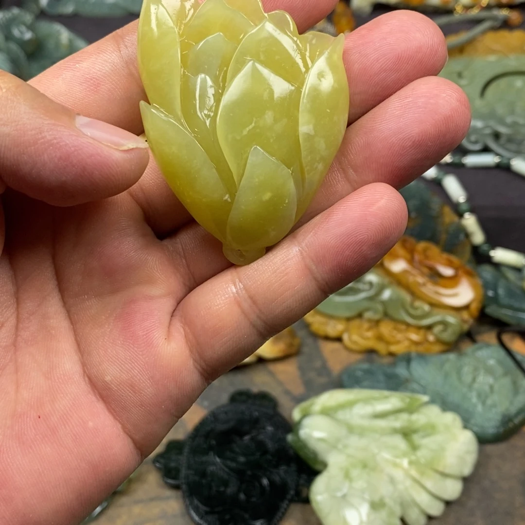 蛇纹石玉未镶嵌颈饰