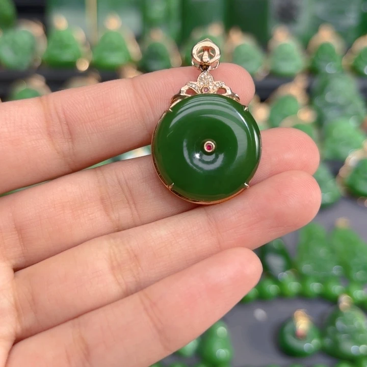 颈饰18K金镶嵌和田玉（碧玉）