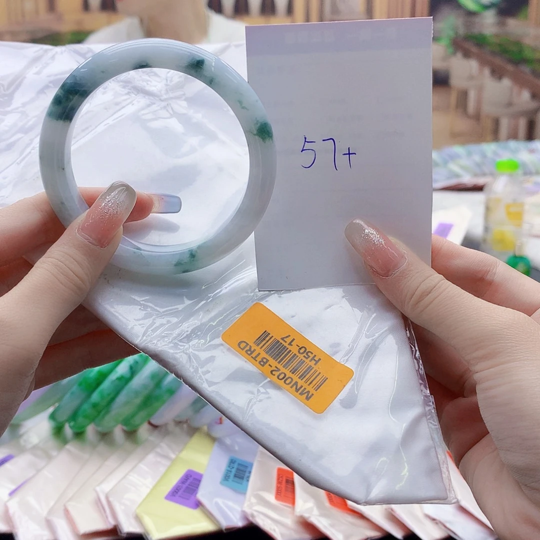 翡翠手镯未镶嵌The o