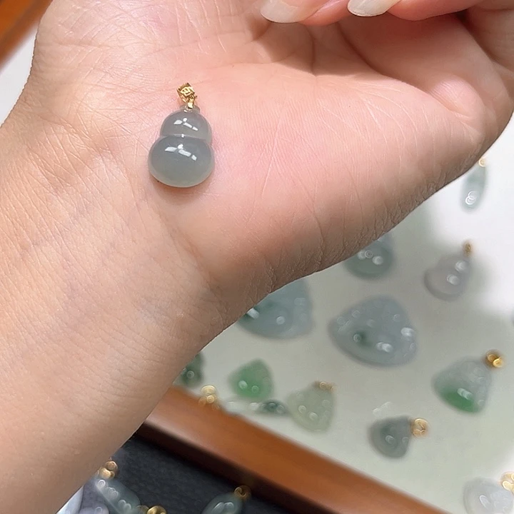 颈饰18K金镶嵌翡翠葫芦