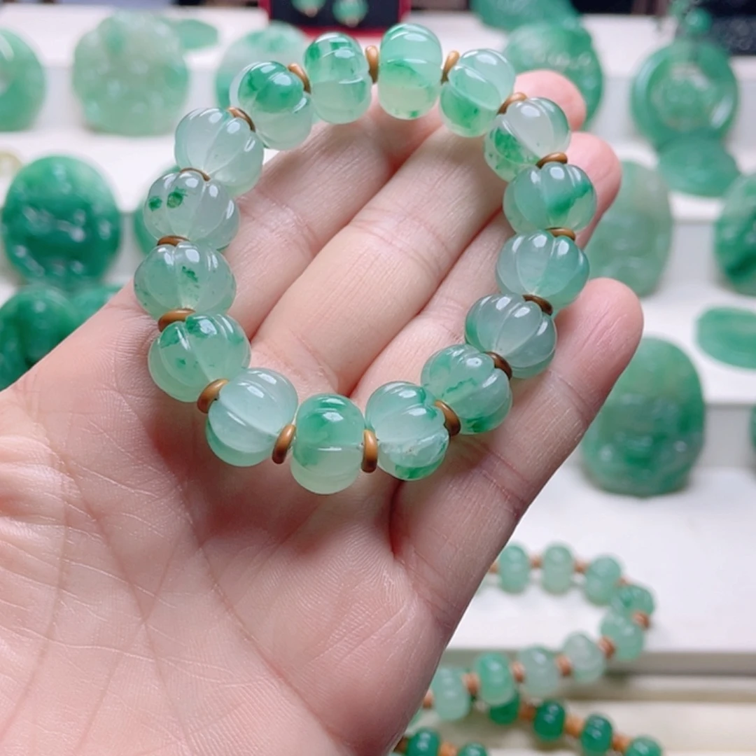 大***头石英质玉未镶嵌颈饰