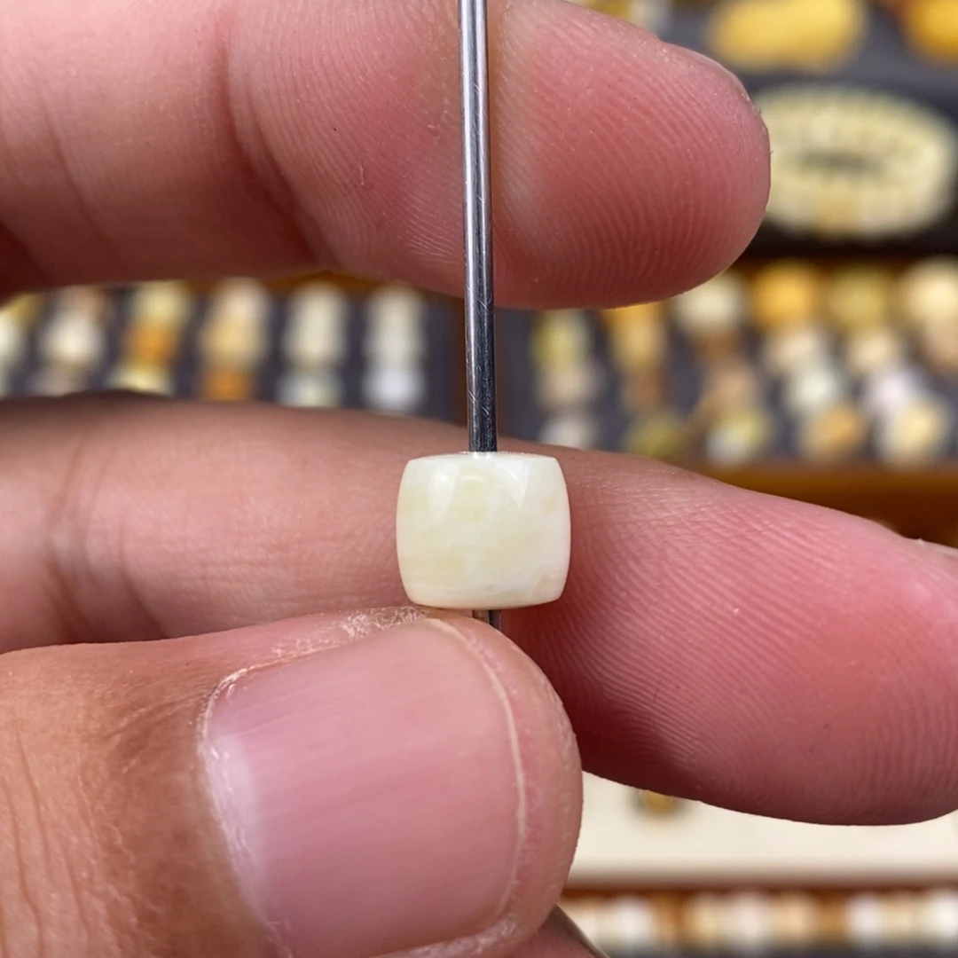 圣***商未镶嵌蜜蜡裸石配饰