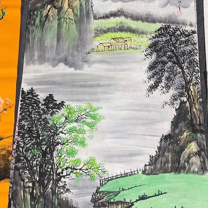 客厅的灯亮了起来