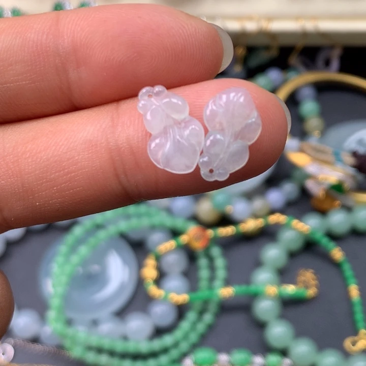 翡翠未镶嵌颈饰小金鱼
