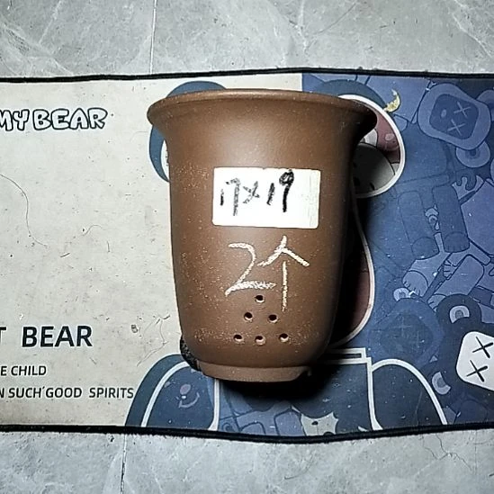 小金钟两个紫砂花盆