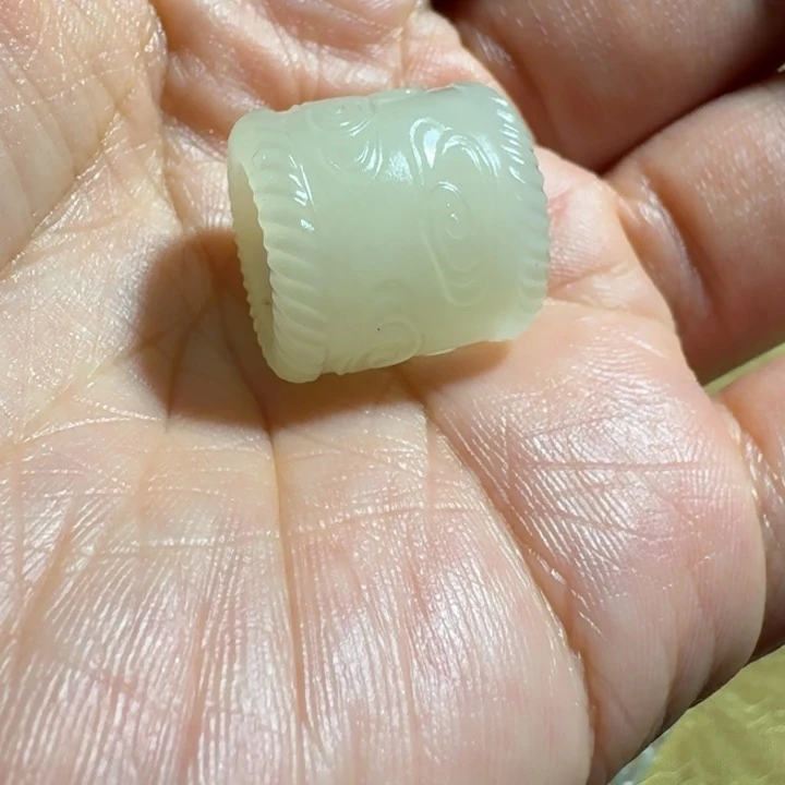 晓***月和田玉（糖玉）未镶嵌颈饰