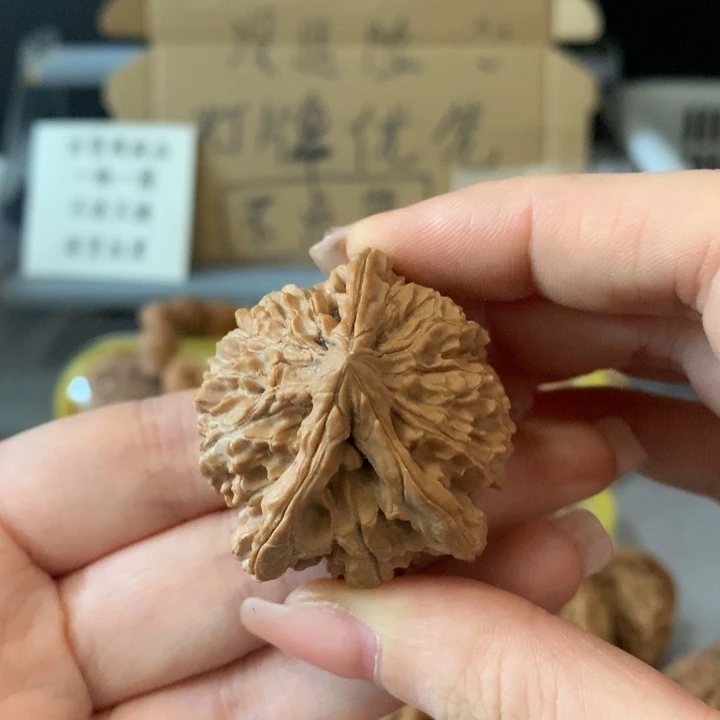 谢***行吊坠文玩核桃异形单只，有瑕疵