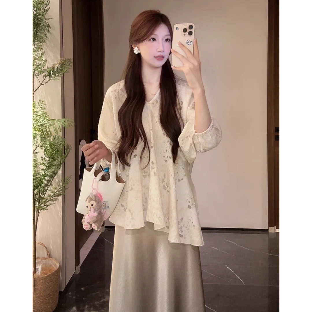 设计感心动白月光晕染剪花v领小衫女夏宽松灯笼袖衬衣a版