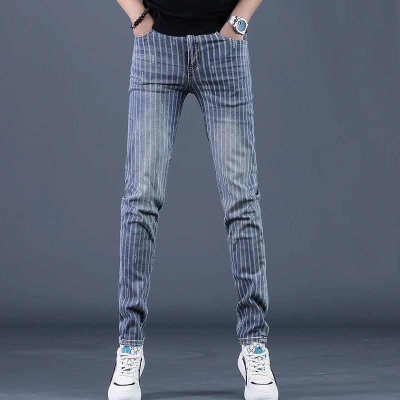 2025夏季新款蓝色条纹牛仔裤男潮牌修身潮流休闲小脚裤子韩版浅色