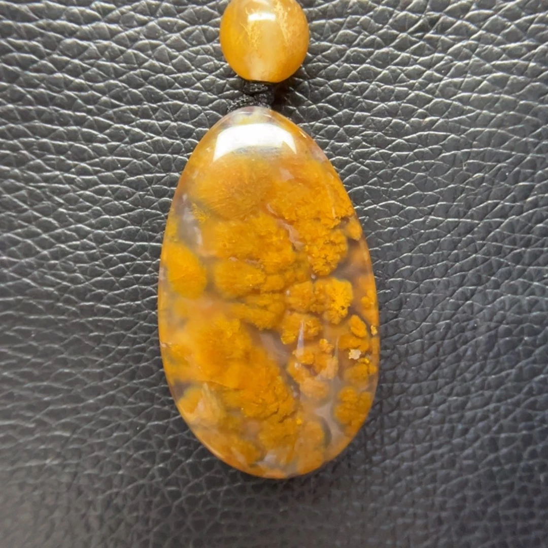 玛瑙/玉髓未镶嵌颈饰蒲缥特色鸡油黄水草花吊坠