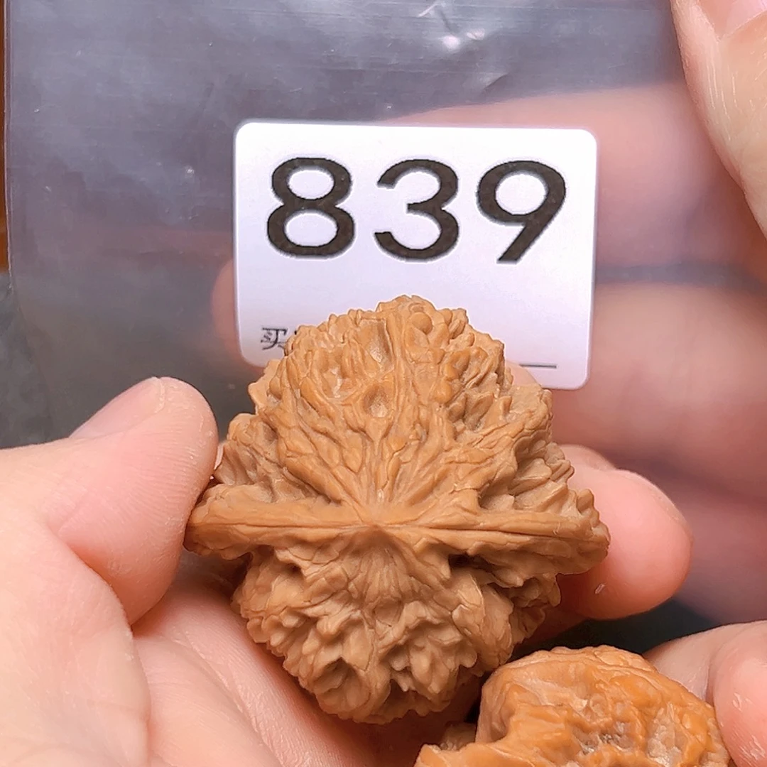 文玩核桃吊坠野牛