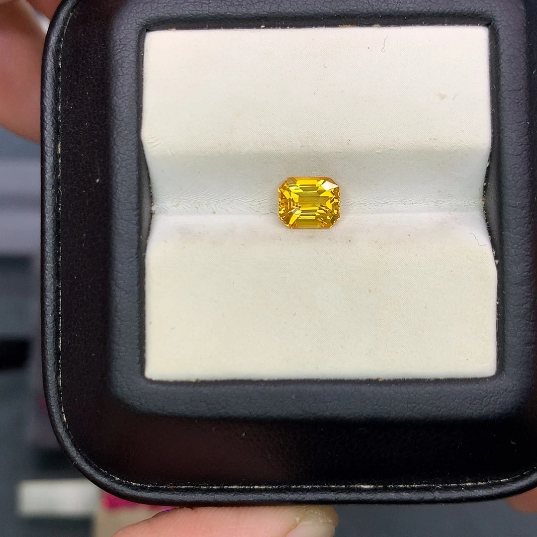 彩色蓝宝石裸石1.06克拉全净祖切黄蓝宝