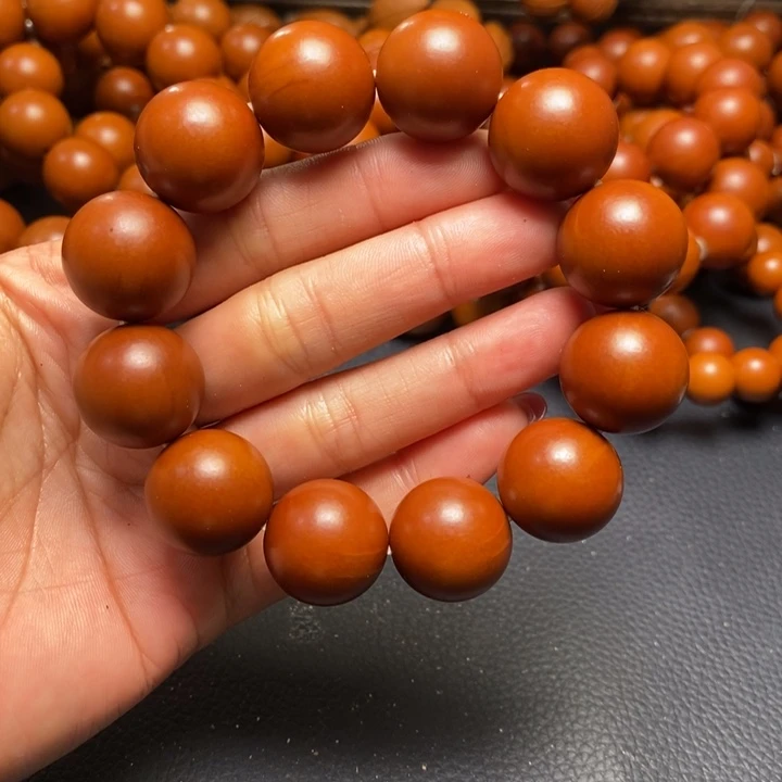 橄榄核吊坠1.9尺寸树王鸡血红光珠全品