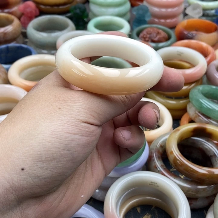 石英岩玉未镶嵌手镯