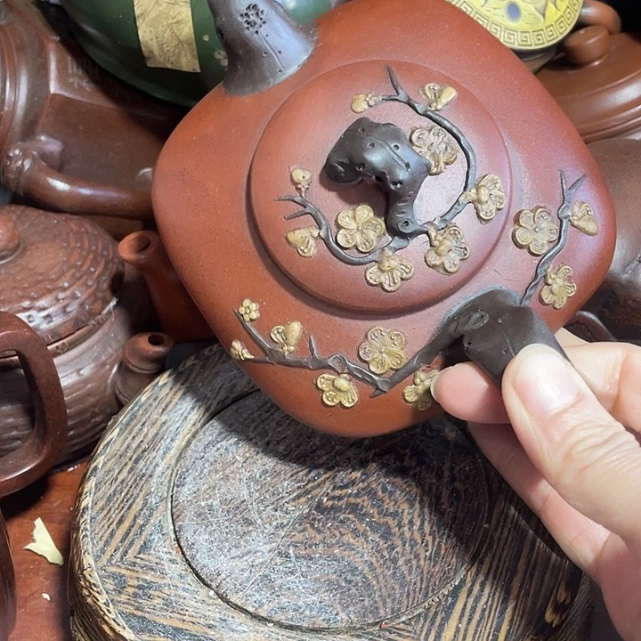 紫砂茶壶原矿泥料，手工制作的一把紫砂壶。