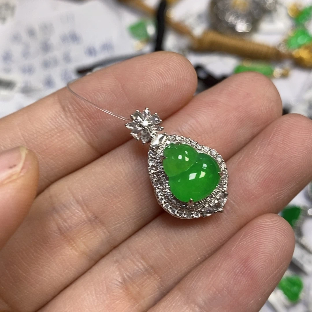 【闪购商品】颈饰18K金镶嵌翡翠Y****n吊坠