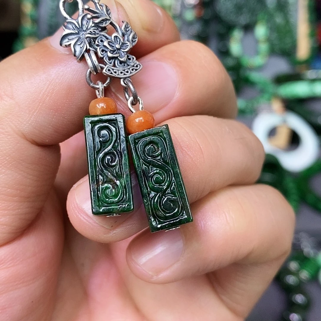 未镶嵌翡翠耳饰漂亮美眉