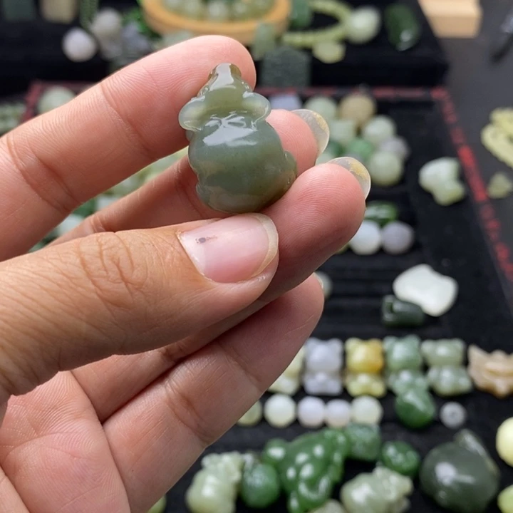 厚***福和田玉未镶嵌颈饰