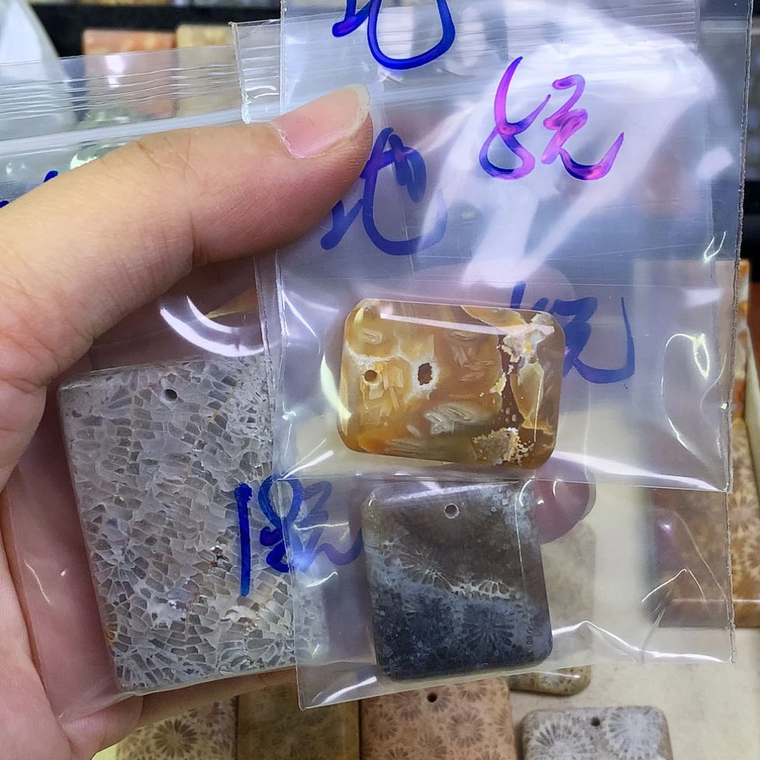 石英质玉未镶嵌颈饰池*