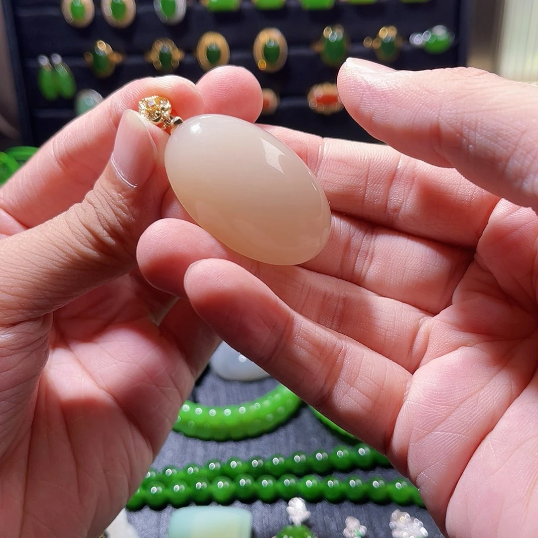 和田玉18K金镶嵌颈饰浓藕粉蛋面