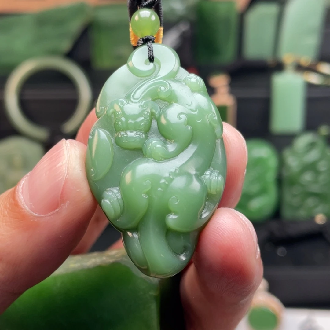 獬***燮和田玉未镶嵌颈饰