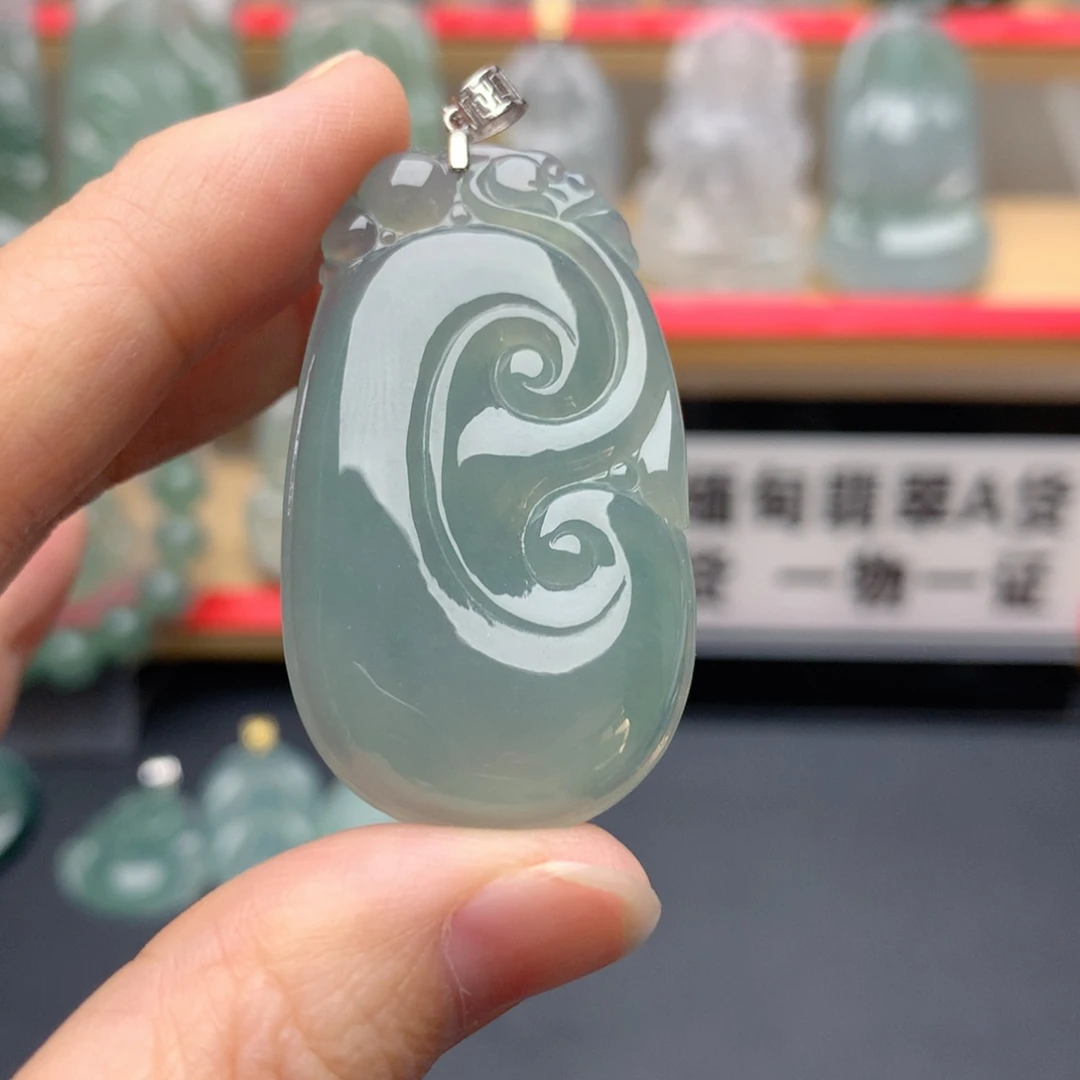 翡翠18K金镶嵌颈饰如意