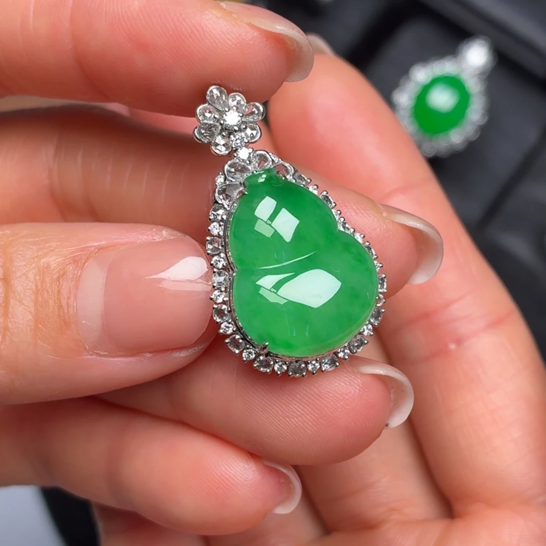 翡翠18K金镶嵌颈饰