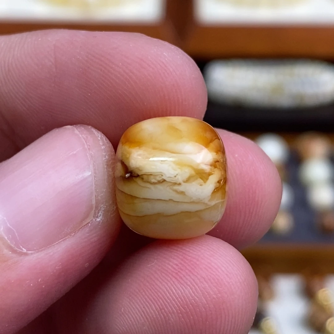 余***好蜜蜡未镶嵌裸石配饰