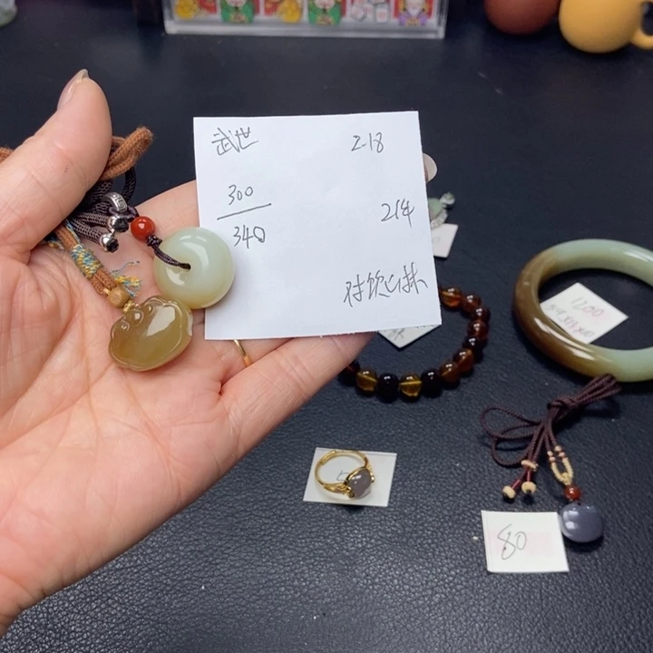 和田玉颈饰未镶嵌武**族