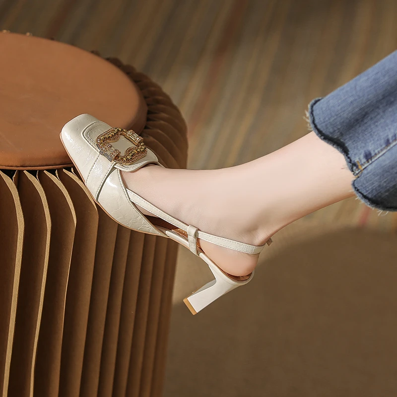 2025年夏季新款小圆钻时尚包头高跟气质凉鞋方跟后空百搭方头女鞋