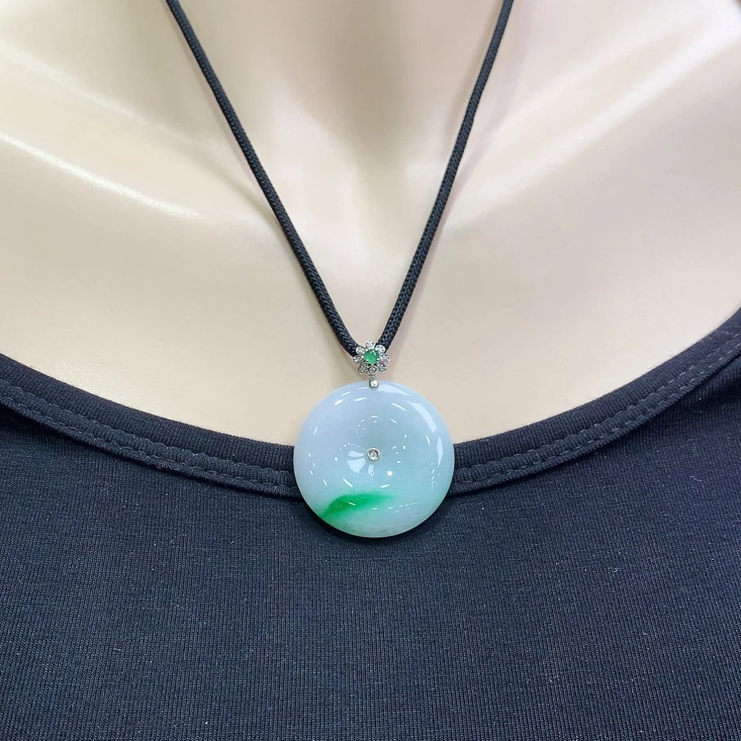 翡翠18K金镶嵌颈饰平安扣