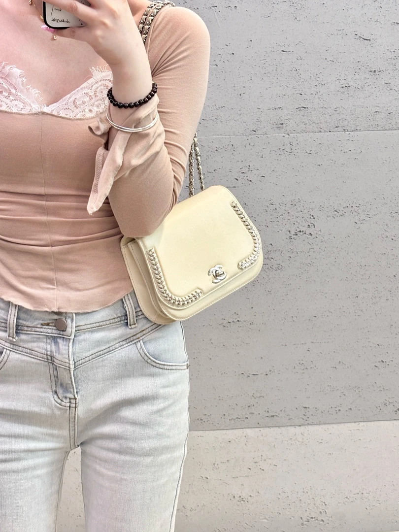 95新 Chanel/香奈儿 chanel 奶昔白马鞍斜挎包(K)