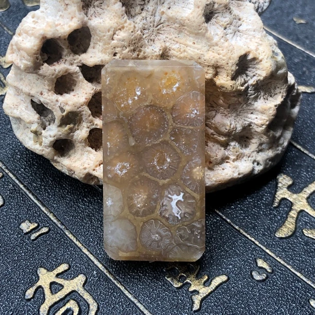 珊瑚玉手工牌茶色玻璃花吊坠精美独特彰显魅力水晶闪