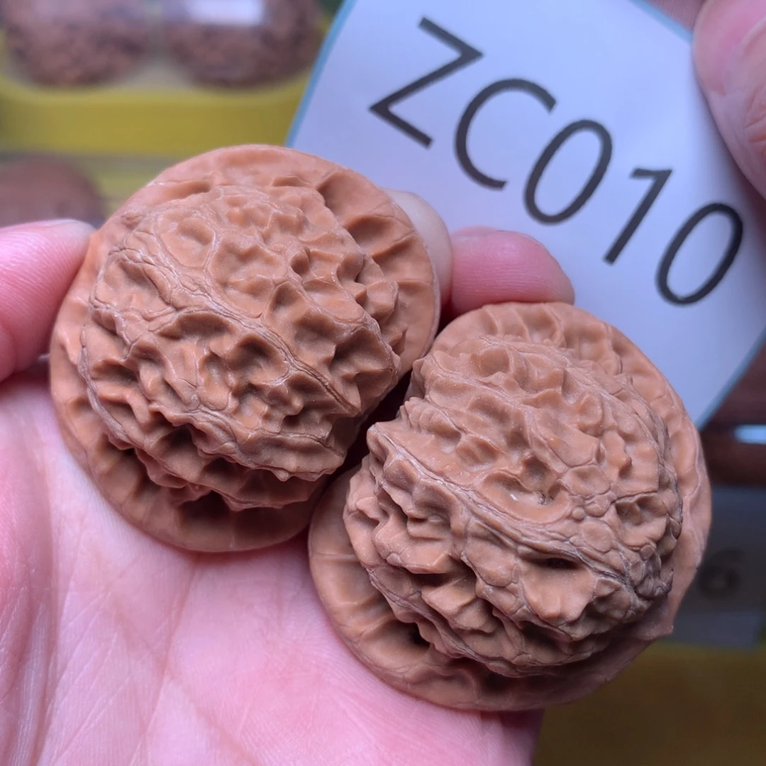 文玩核桃把件红皮肉球宫灯40