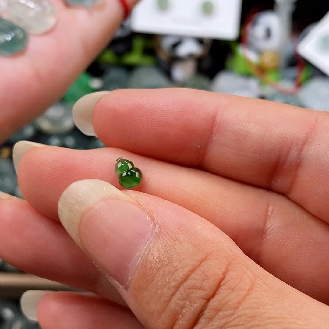 翡翠未镶嵌颈饰绿葫芦