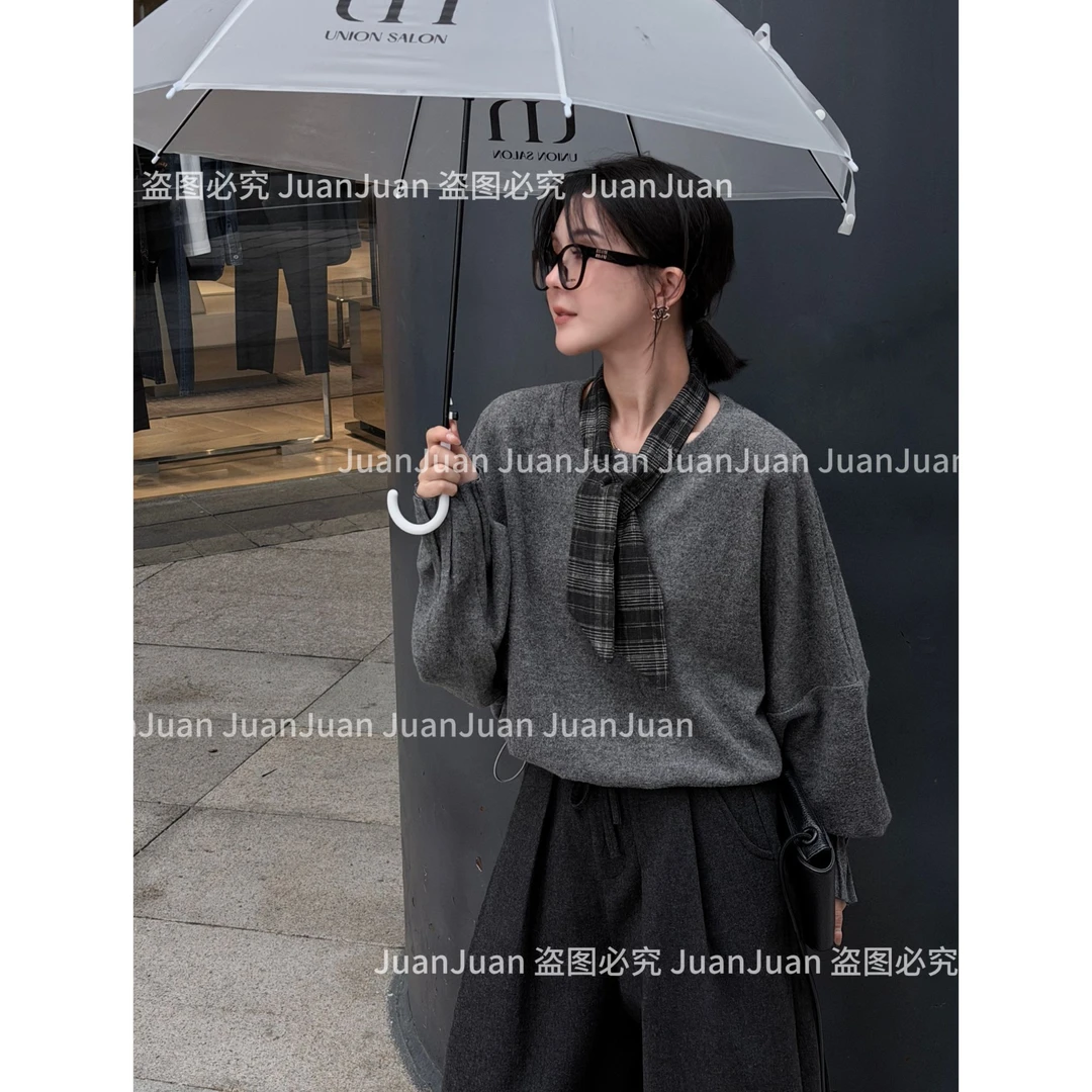 【摩登报刊】JUANJUAN圆领磨毛卫衣带丝巾2