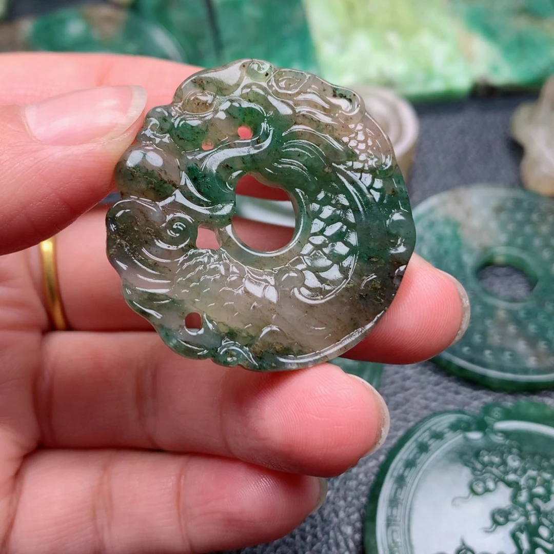 独山玉颈饰未镶嵌金*