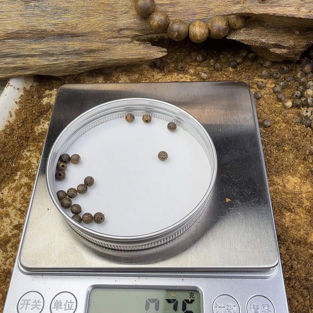 沉香沉香奇楠碎屑圆珠0.4沉水小戒指0.76克