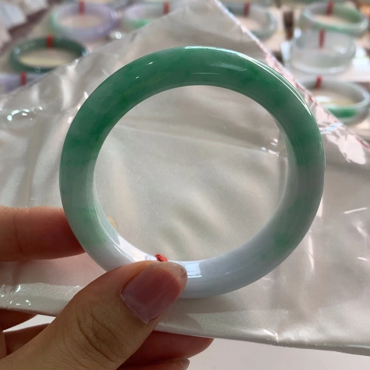 翡翠未镶嵌手镯白底青55