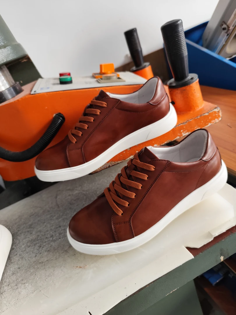 擦色手工定制里外全皮轻奢款板鞋休闲百搭男鞋潮流英伦风小众款白