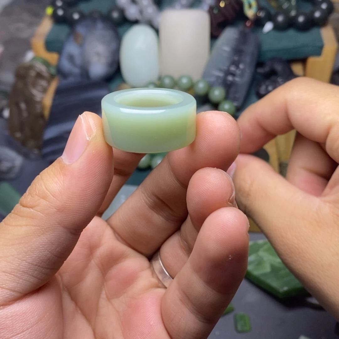 高****和田玉未镶嵌颈饰