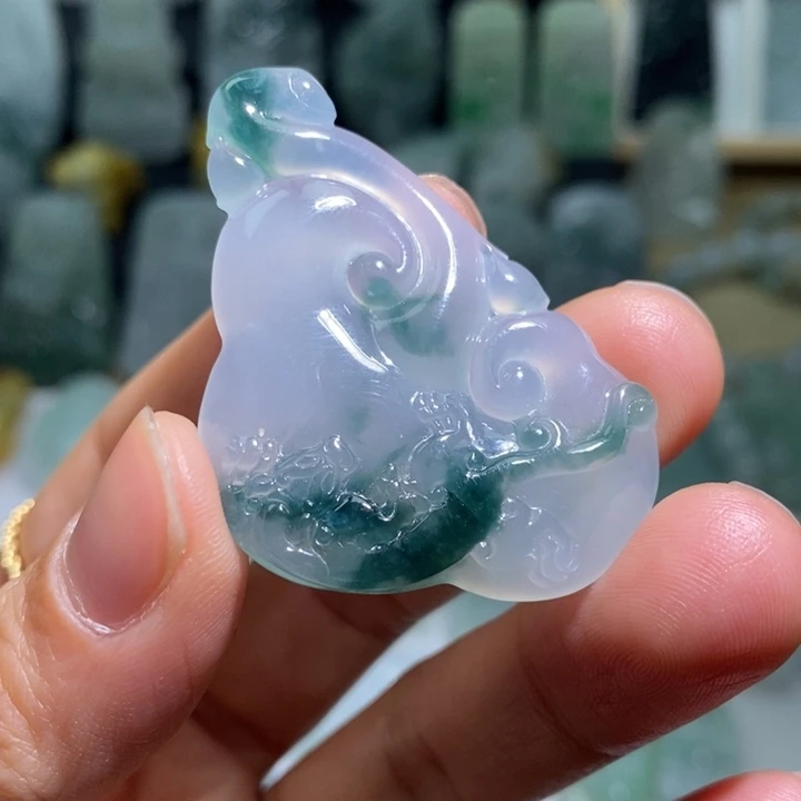 提***伤翡翠未镶嵌颈饰如意