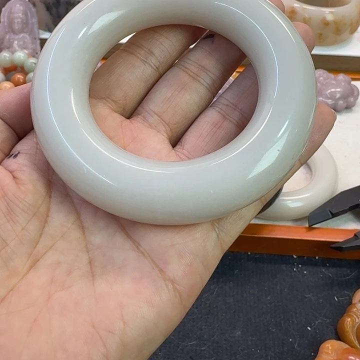 石英岩玉未镶嵌手镯