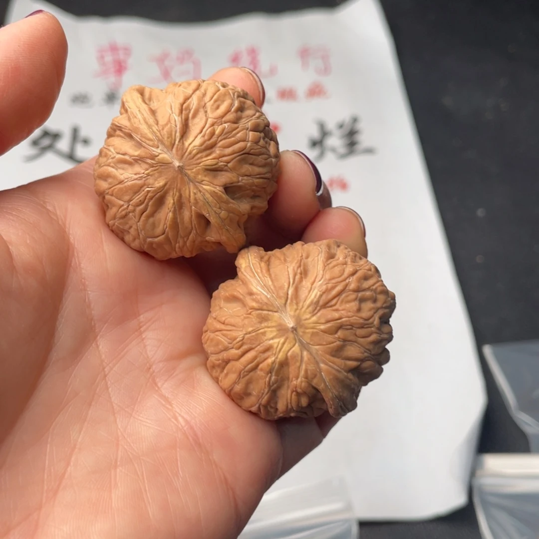 文玩核桃把件668。38铁锤有黄