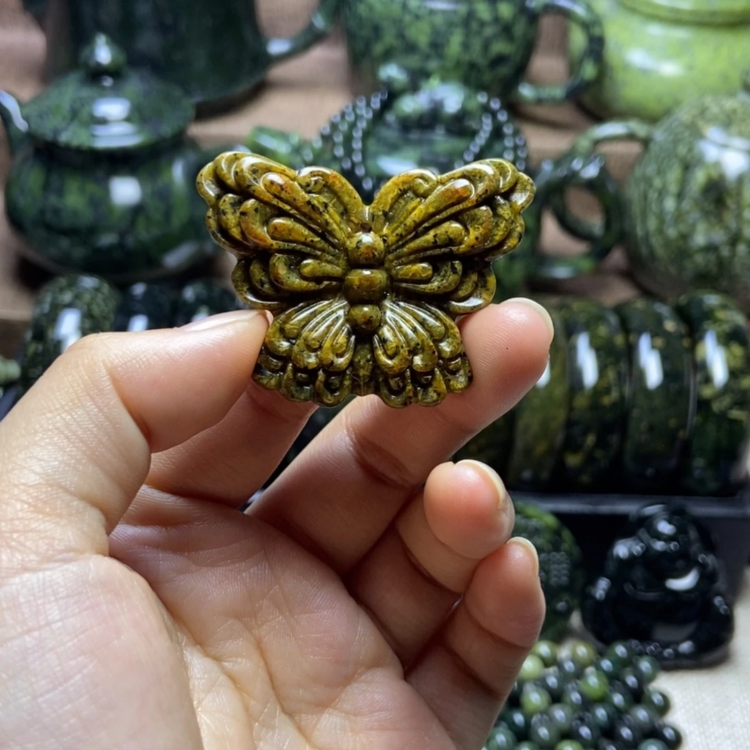 蛇纹石玉未镶嵌药王石金蛇纹蝴蝶