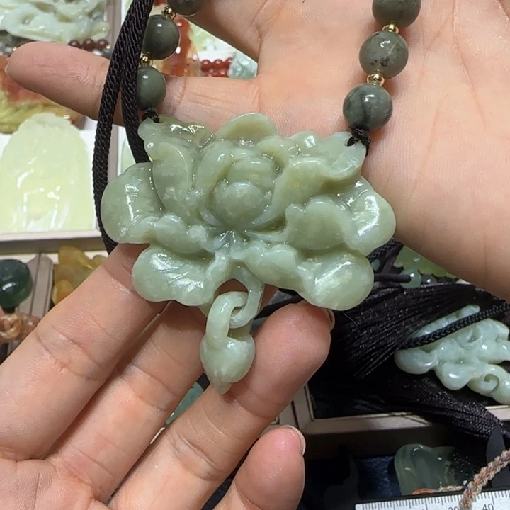 蛇纹石玉未镶嵌吊坠