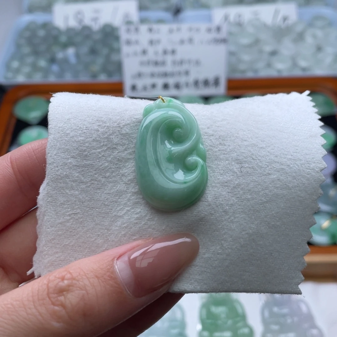 翡翠未镶嵌颈饰如意