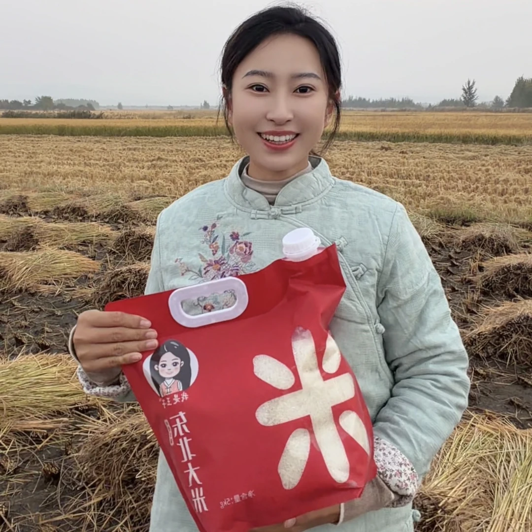 2025年黑龙江石板大米 寒地黑土镜泊湖水灌溉 不抛光 10斤手提袋